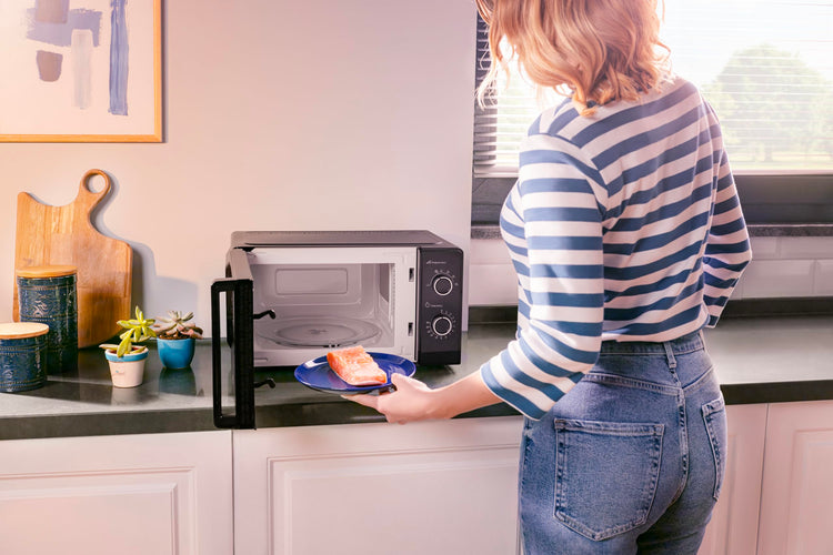 Beko Solo Microwave MOC20100BFB | Black Compact Design | 20L Capacity | 700W Power | Manual Controls | Includes Auto-Defrost & Easy To Use 30 Min