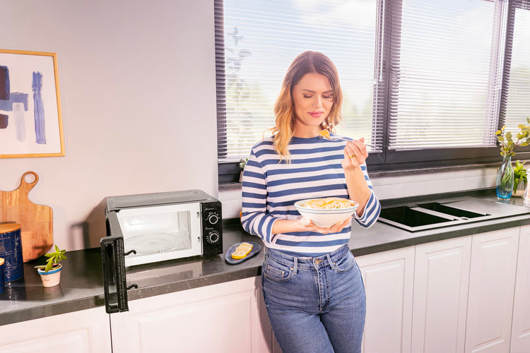 Beko Solo Microwave MOC20100BFB | Black Compact Design | 20L Capacity | 700W Power | Manual Controls | Includes Auto-Defrost & Easy To Use 30 Min