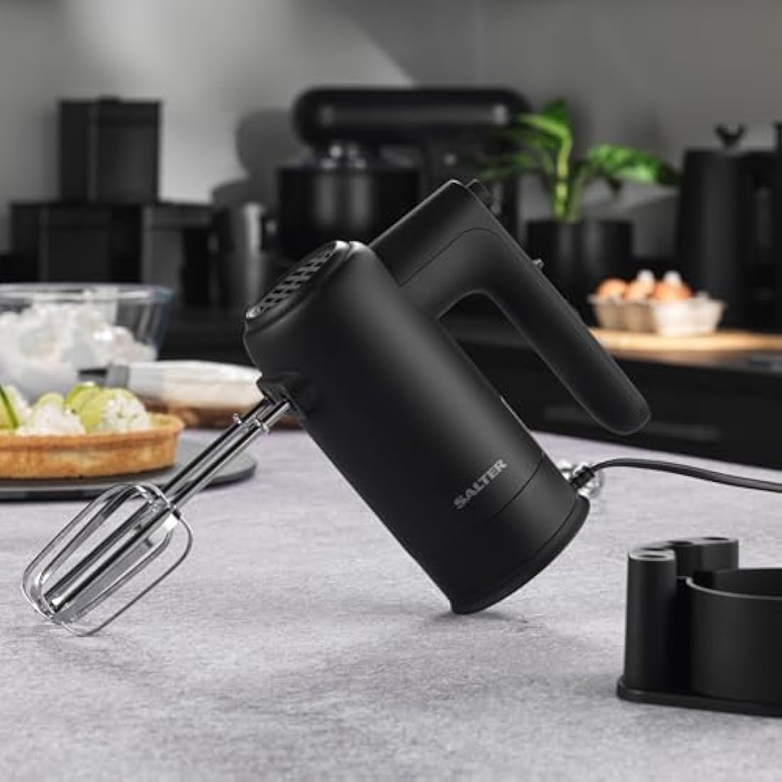 Salter Kuro Hand Mixer – Electric Baking Whisk, Dough Hook and Beater Attachments, 5 Speeds Settings with Turbo Function, Eject Function to Change Attachments, Easy-Store, Compact, Bread/Cakes, 300W