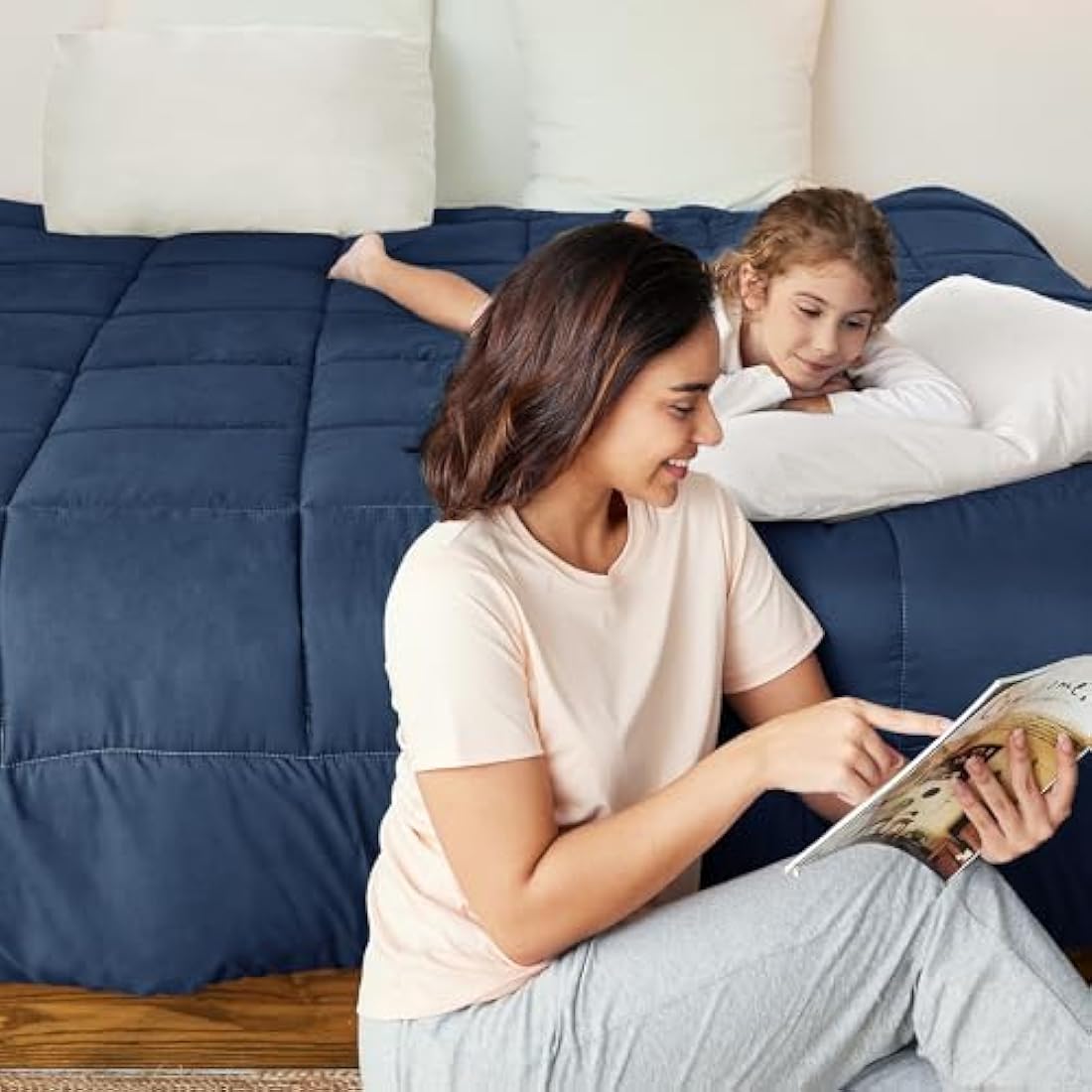 Exclusivo Mezcla 7.5 Tog King Size Duvet All Seasons, Ultra Soft Reversible Coverless Duvet, Lightweight Down Alternative Comforter, 230x220 cm Navy/Blue