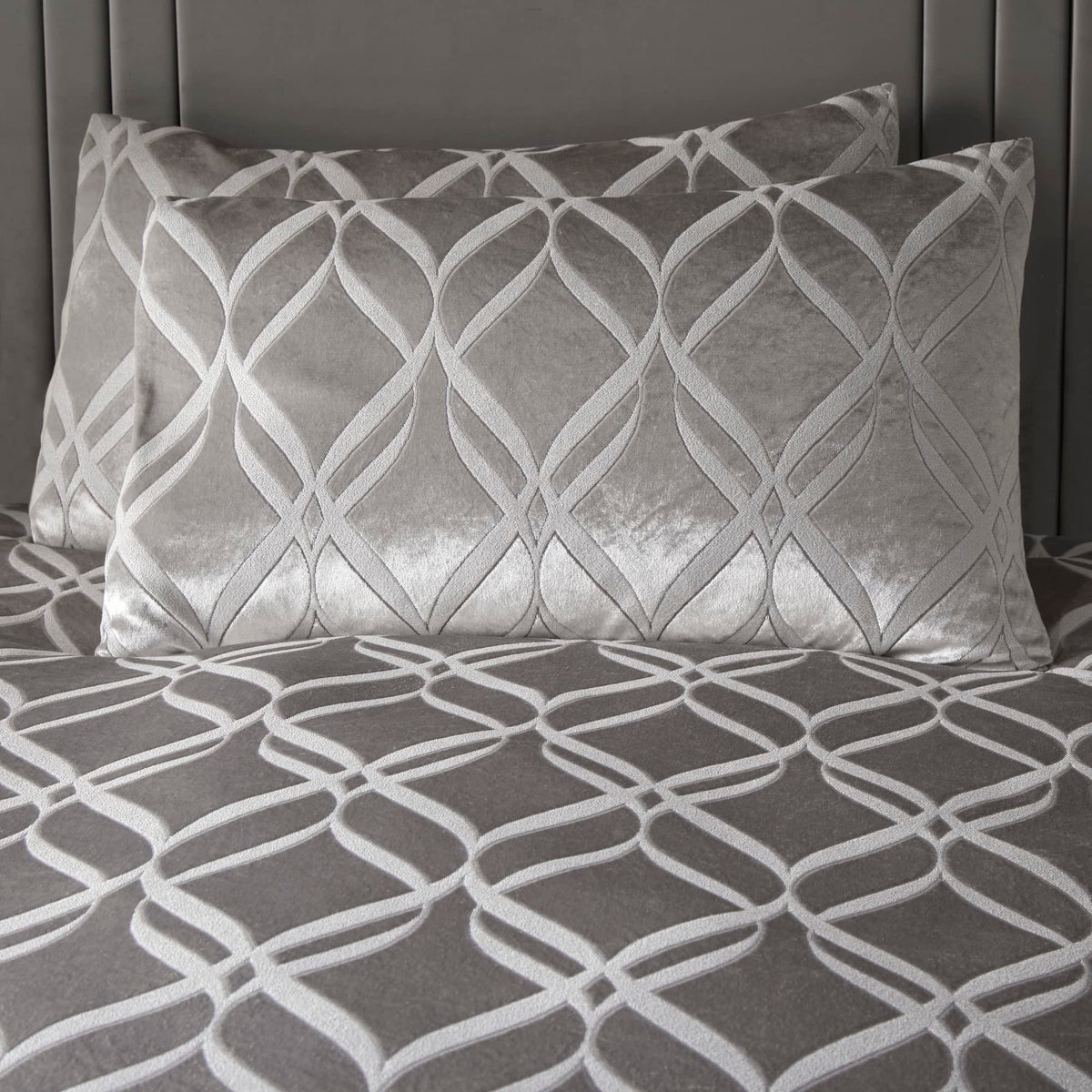 Soiree - Luxury Silver Ogee Velvet Duvet Cover - Super King Size (260 x 220cm) - 2 Pillowcases - Soft & Cosy Jacquard Bedding - Glamorous Velvet Set