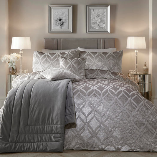 Soiree - Luxury Silver Ogee Velvet Duvet Cover - Super King Size 260 x 220cm - 2 Pillowcases - Soft & Cosy Jacquard Bedding - Glamorous Velvet Set