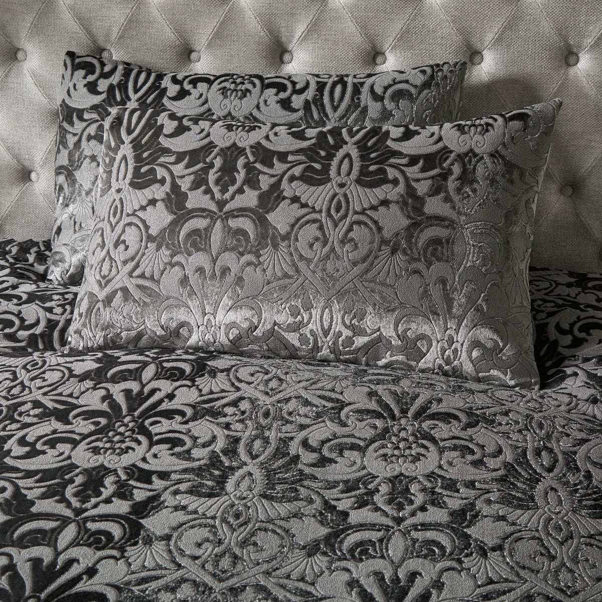 Laurence Llewelyn-Bowen - Slate Grey Embossed Damask Duvet Cover - King Bedding Size (230 x 220cm) - 2 Pillowcases - Grey Velvet Damask Bedding -